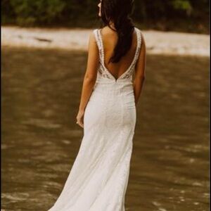 Lovely Bride Wedding Dress Size 8 (veil included)